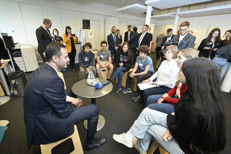 Parlamentspräsident der Republik Kosovo Glauk Konjufca besucht die Demokratiewerkstatt