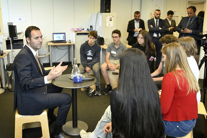 Parlamentspräsident der Republik Kosovo Glauk Konjufca besucht die Demokratiewerkstatt