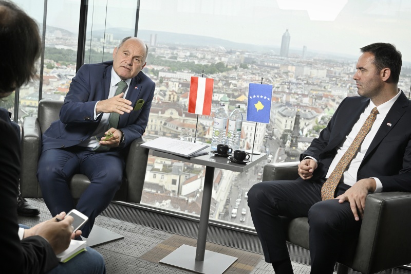 Interview im Restaurant Loft. Von links: Nationalratspräsident Wolfgang Sobotka (ÖVP), Parlamentspräsident der Republik Kosovo Glauk Konjufca