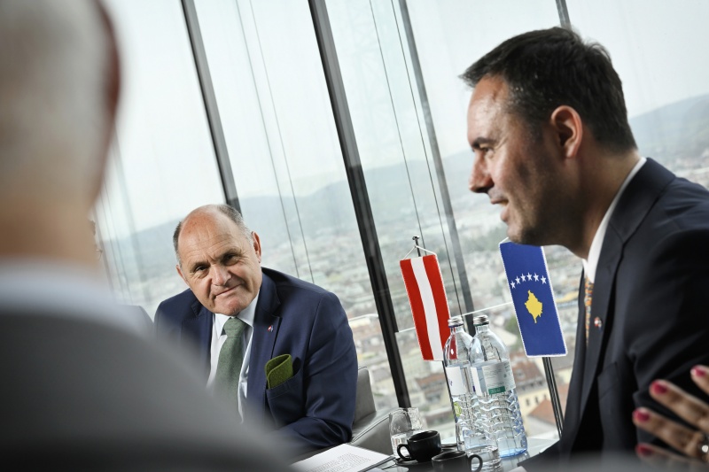 Interview im Restaurant Loft. Von links: Nationalratspräsident Wolfgang Sobotka (ÖVP), Parlamentspräsident der Republik Kosovo Glauk Konjufca