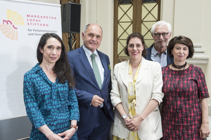 Preisträger Demokratiepreis 2020. Von links: Florentina Azizi-Hacker für ZARA, Nationalratspräsident Wolfgang Sobotka (ÖVP), Initiativ_Gruppe BürgerInnen-Räte Lisa Praeg, Kuno Sohm, Gertraud Diendorfer