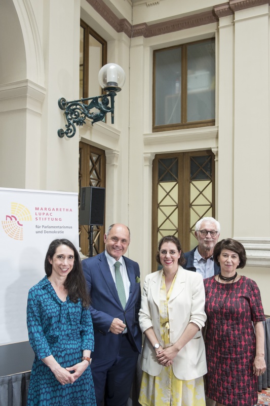 Preisträger Demokratiepreis 2020. Von links: Florentina Azizi-Hacker für ZARA, Nationalratspräsident Wolfgang Sobotka (ÖVP), Initiativ_Gruppe BürgerInnen-Räte Lisa Praeg, Kuno Sohm, Gertraud Diendorfer