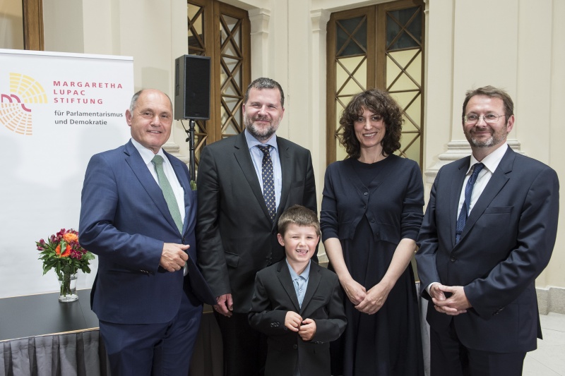 Preisträger Wissenschaftspreis 2020. Von links: Nationalratspräsident Wolfgang Sobotka (ÖVP), Thomas Olechowski, Alina Brad, Johannes Pollak