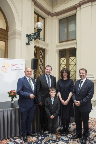 Preisträger Wissenschaftspreis 2020. Von links: Nationalratspräsident Wolfgang Sobotka (ÖVP), Thomas Olechowski, Alina Brad, Johannes Pollak