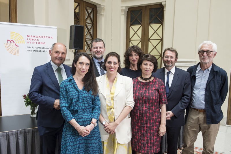 Preisträger von links: Nationalratspräsident Wolfgang Sobotka (ÖVP), Florentina Azizi-Hacker für ZARA, Thomas Olechowski, Initiativ_Gruppe BürgerInnen-Räte Lisa Praeg, Alina Brad, Gertraud Diendorfer, Johannes Pollak, Kuno Sohm