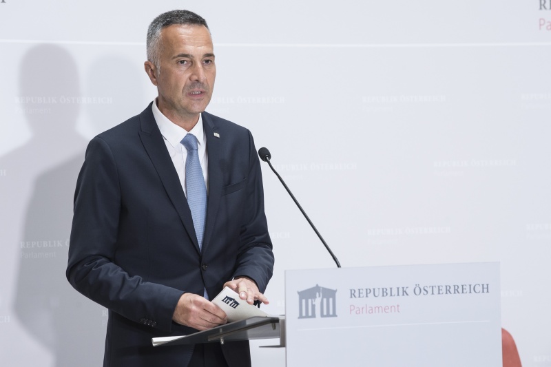 Am Rednerpult: Dienstleiter Kommunikation Karl-Heinz Grundböck