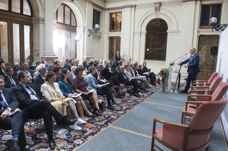 Blick Richtung Veranstaltungsteilnehmer:innen. Am Rednerpult: Nationalratspräsident Wolfgang Sobotka (ÖVP)