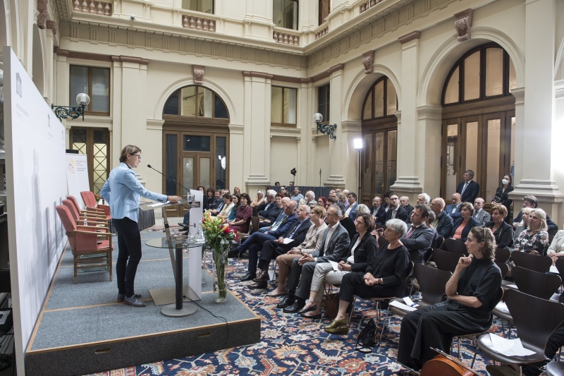 Blick Richtung Veranstaltungsteilnehmer:innen. Am Rednerpult: Jury-Mitglied Elisabeth Totzauer
