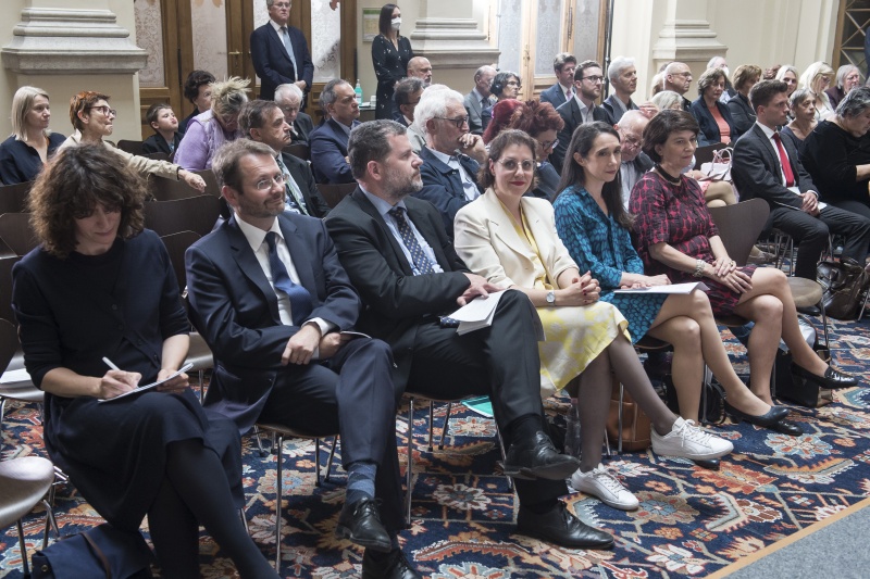 Preisträger:innen. Erste Reihe von links: Alina Brad, Johannes Pollak, Thomas Olechowski, Initiativ_Gruppe BürgerInnen-Räte Lisa Praeg, Florentina Azizi-Hacker für ZARA, Gertraud Diendorfer