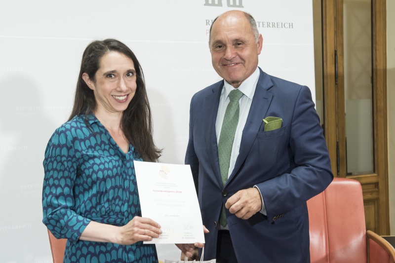 Preisträger Demokratiepreis 2020. Von links: Florentina Azizi-Hacker für ZARA, Nationalratspräsident Wolfgang Sobotka (ÖVP)