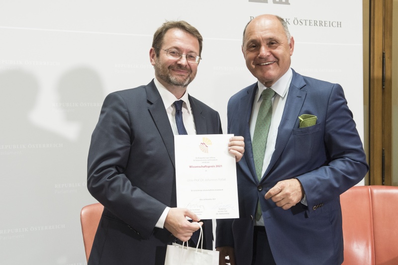 Preisträger Wissenschaftspreis 2020. Von links: Johannes Pollaki, Nationalratspräsident Wolfgang Sobotka (ÖVP)