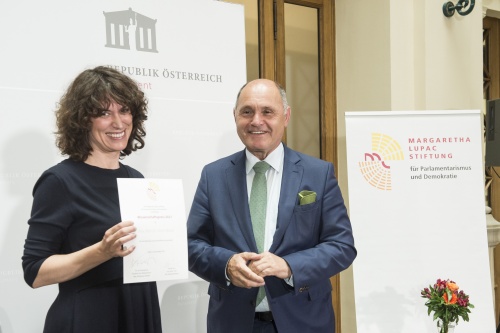 Preisträger Wissenschaftspreis 2020. Von links: Alina Brad, Nationalratspräsident Wolfgang Sobotka (ÖVP)