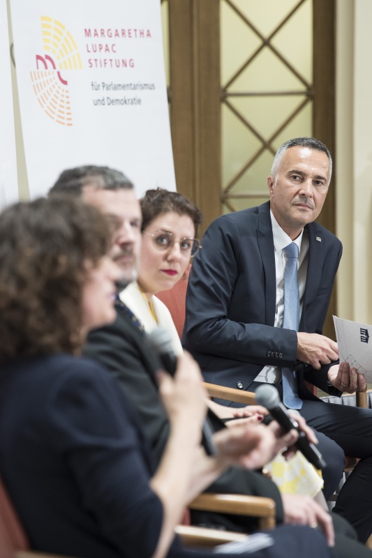 Am Podium: Dienstleiter Kommunikation Karl-Heinz Grundböck