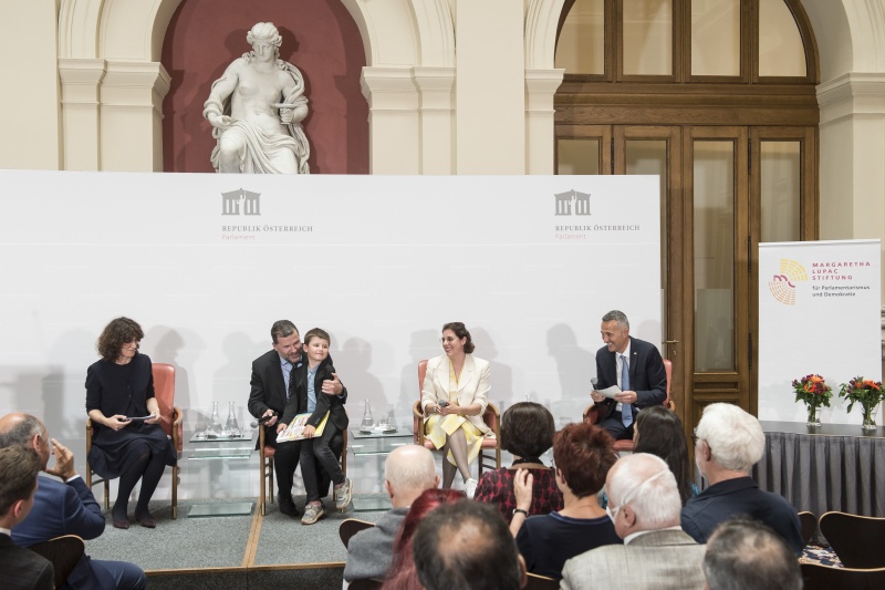 Am Podium von links: Alina Brad, Thomas Olechowski, Initiativ_Gruppe BürgerInnen-Räte Lisa Praeg, Dienstleiter Kommunikation Karl-Heinz Grundböck