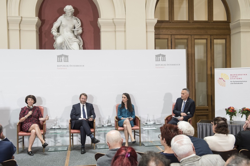 Am Podium von links: Gertraud Diendorfer, Johannes Pollak, Florentina Azizi-Hacker für ZARA, Dienstleiter Kommunikation Karl-Heinz Grundböck
