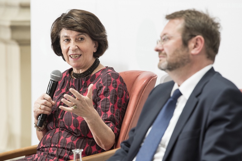 Am Podium: Gertraud Diendorfer