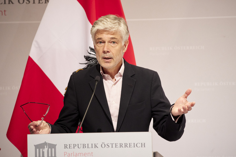 Einleitende Worte durch Parlamentsdirektor Harald Dossi