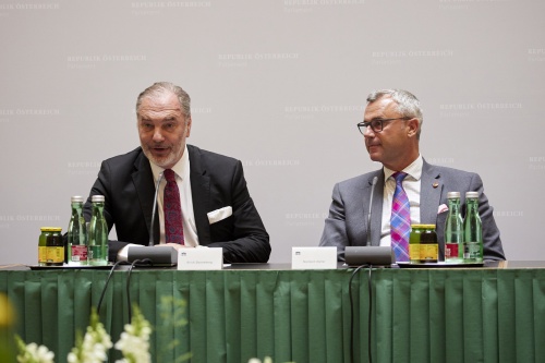 Von links: Obmann der Österreichischen Landsmannschaft Erich Danneberg, Dritter Nationalratspräsident Norbert Hofer (FPÖ)