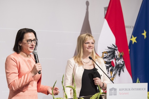 Begrüßung durch Nationalratsabgeordnete Gudrun Kugler (ÖVP) und Nationalratsabgeordnete Elisabeth Feichtinger (SPÖ)