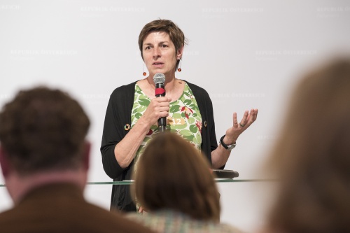 Am Podium: Nationalratsabgeordnete Astrid Rössler (GRÜNE)