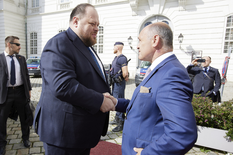 Begrüßung, von rechts: Nationalratspräsident Wolfgang Sobotka (ÖVP), Parlamentspräsident der Ukraine Ruslan Stefantschuk