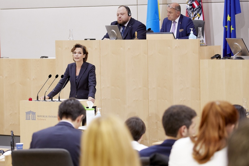 Am Rednerpult Klubvorsitzende Pamela Rendi-Wagner (SPÖ)