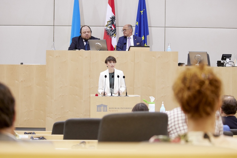 Am Rednerpult Klubobfrau Sigrid Maurer (GRÜNE)