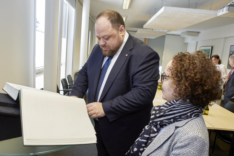 Gästebucheintrag, von links: Parlamentspräsident der Ukraine Ruslan Stefantschuk, Bundesratspräsidentin Christine Schwarz-Fuchs (ÖVP)