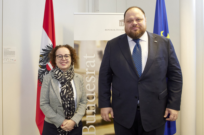 Fahnenfoto, von links: Bundesratspräsidentin Christine Schwarz-Fuchs (ÖVP), Parlamentspräsident der Ukraine Ruslan Stefantschuk