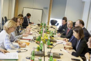Aussprache, linke Seite: Bundesratspräsidentin Christine Schwarz-Fuchs (ÖVP), rechte Seite: Parlamentspräsident der Ukraine Ruslan Stefantschuk