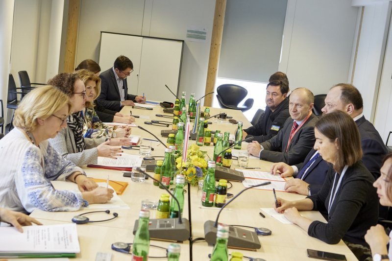 Aussprache, linke Seite: Bundesratspräsidentin Christine Schwarz-Fuchs (ÖVP), rechte Seite: Parlamentspräsident der Ukraine Ruslan Stefantschuk