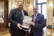 Geschenkübergabe, von rechts: Nationalratspräsident Wolfgang Sobotka (ÖVP), Parlamentspräsident der Ukraine Ruslan Stefantschuk