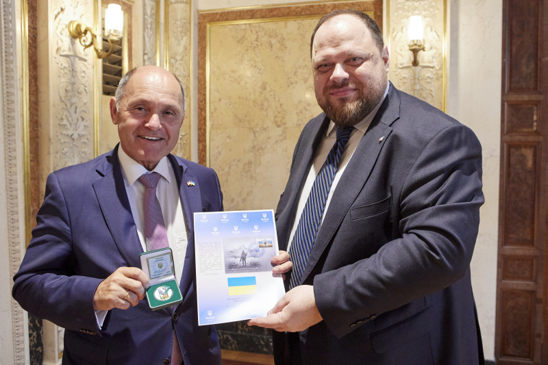 Geschenkübergabe, von rechts: Nationalratspräsident Wolfgang Sobotka (ÖVP), Parlamentspräsident der Ukraine Ruslan Stefantschuk