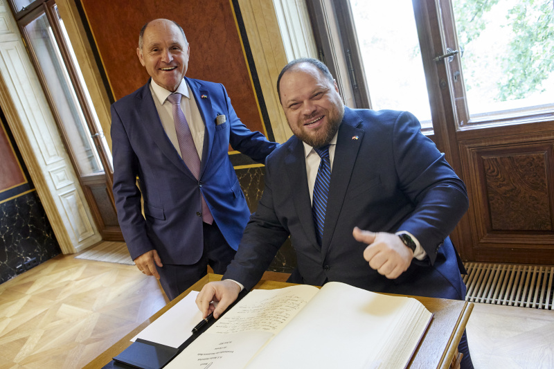 Gästebucheintrag, von links: Nationalratspräsident Wolfgang Sobotka (ÖVP), Parlamentspräsident der Ukraine Ruslan Stefantschuk