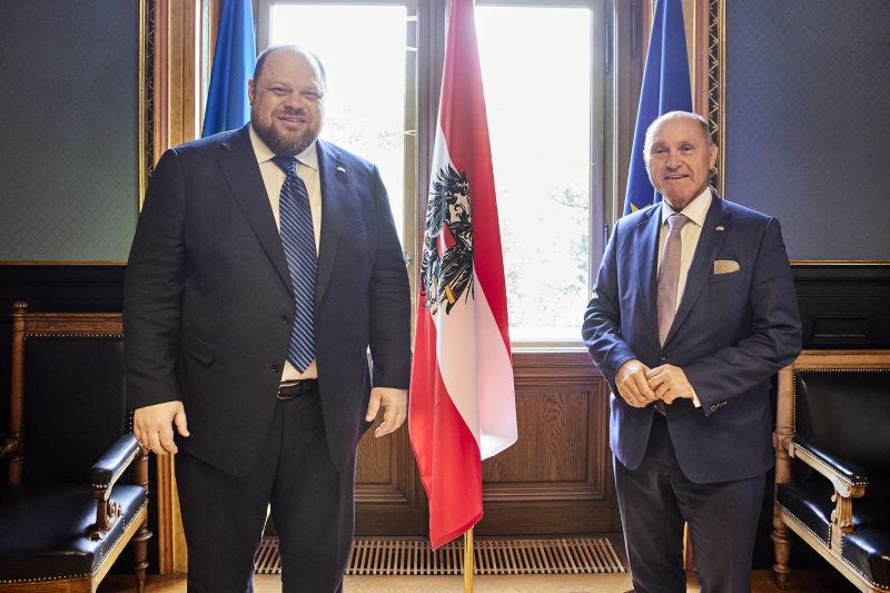 Fahnenfoto, von rechts: Nationalratspräsident Wolfgang Sobotka (ÖVP), Parlamentspräsident der Ukraine Ruslan Stefantschuk