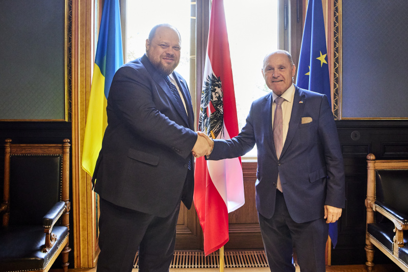 Fahnenfoto, von rechts: Nationalratspräsident Wolfgang Sobotka (ÖVP), Parlamentspräsident der Ukraine Ruslan Stefantschuk