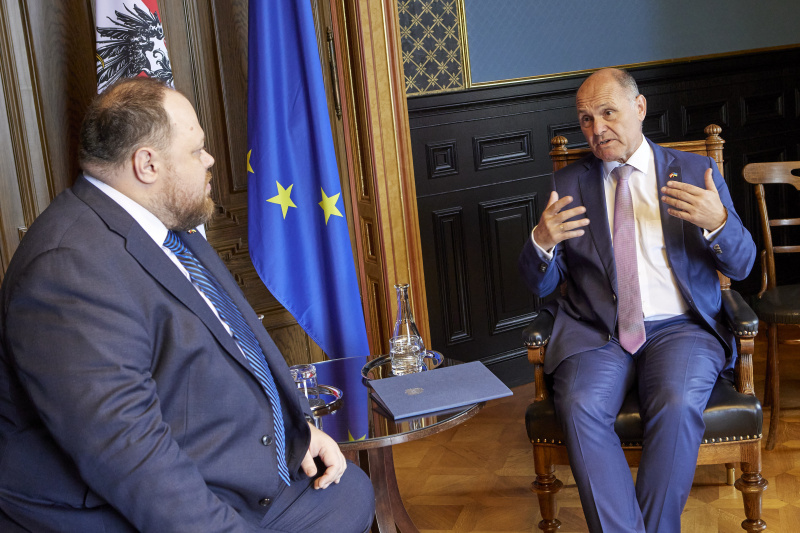 Aussprache, von rechts Nationalratspräsident Wolfgang Sobotka (ÖVP), Parlamentspräsident der Ukraine Ruslan Stefantschuk