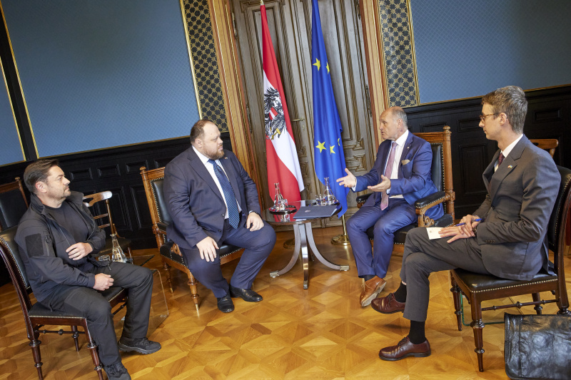 Aussprache. Von rechts: Außenpolitischer Berater Andreas Lins, Nationalratspräsident Wolfgang Sobotka (ÖVP), Parlamentspräsident der Ukraine Ruslan Stefantschuk,  Viacheslav Shtuchnyi, Secretary General of the Verkhovna Rada of Ukraine