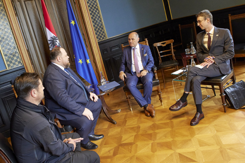 Aussprache. Von rechts: Außenpolitischer Berater Andreas Lins, Nationalratspräsident Wolfgang Sobotka (ÖVP), Parlamentspräsident der Ukraine Ruslan Stefantschuk,  Viacheslav Shtuchnyi, Secretary General of the Verkhovna Rada of Ukraine