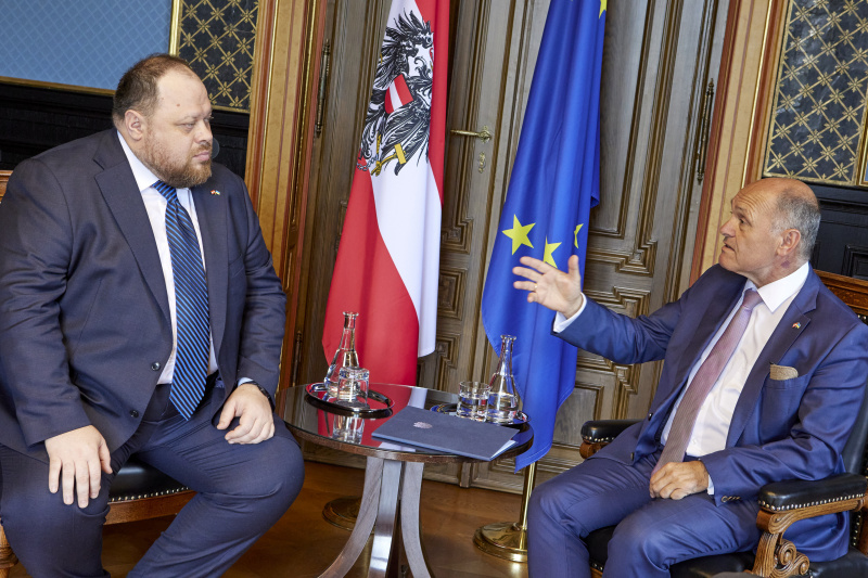 Aussprache, von rechts Nationalratspräsident Wolfgang Sobotka (ÖVP), Parlamentspräsident der Ukraine Ruslan Stefantschuk