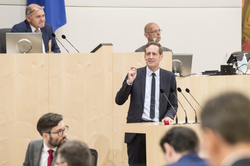 Am Rednerpult: Nationalratsabgeordneter Kai Jan Krainer (SPÖ)