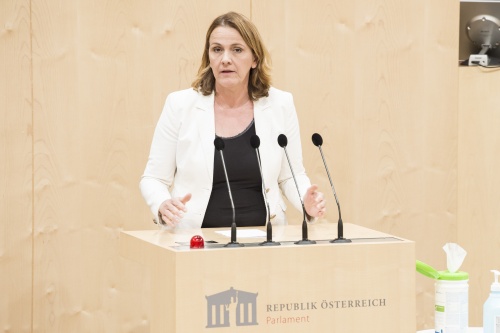 Am Rednerpult: Nationalratsabgeordnete Dagmar Belakowitsch (FPÖ)
