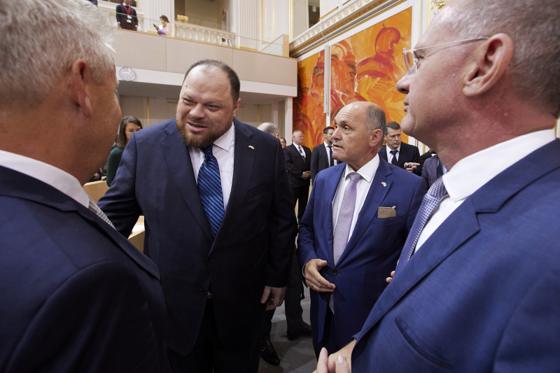 Von links: Nationalratsabgeordneter Reinhold Lopatka (ÖVP), Parlamentspräsident der Ukraine Ruslan Stefantschuk, Nationalratspräsident Wolfgang Sobotka (ÖVP), Innenminister Gerhard Karner (ÖVP)