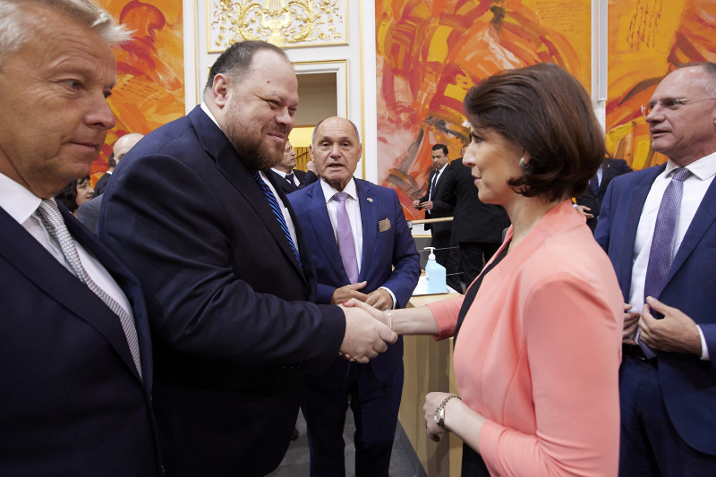 Von links: Nationalratsabgeordneter Reinhold Lopatka (ÖVP), Parlamentspräsident der Ukraine Ruslan Stefantschuk, Nationalratspräsident Wolfgang Sobotka (ÖVP), Europaministerin Karoline Edtstadler (ÖVP), Innenminister Gerhard Karner (ÖVP)