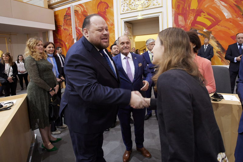 Von links:  Parlamentspräsident der Ukraine Ruslan Stefantschuk, Nationalratspräsident Wolfgang Sobotka (ÖVP), Staatssekretärin Claudia Plakolm (ÖVP)