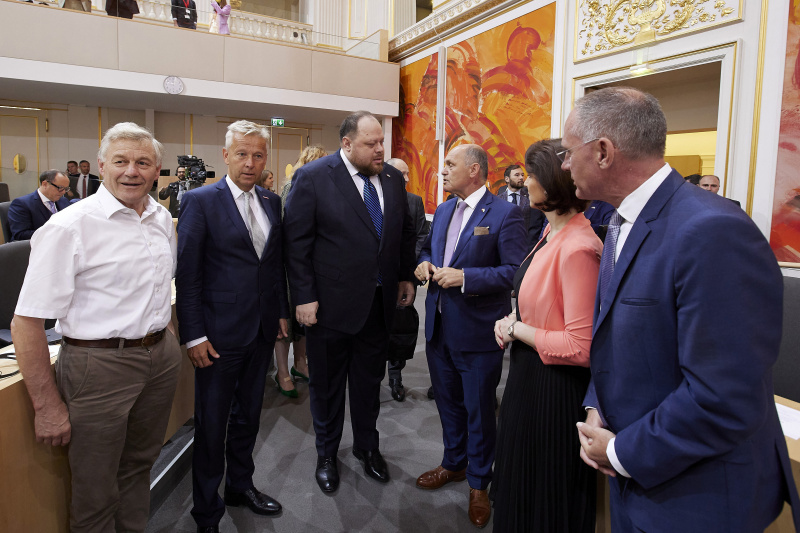 Von links: Nationalratsabgeordneter Reinhold Lopatka (ÖVP), Parlamentspräsident der Ukraine Ruslan Stefantschuk, Nationalratspräsident Wolfgang Sobotka (ÖVP), Europaministerin Karoline Edtstadler (ÖVP), Innenminister Gerhard Karner (ÖVP)