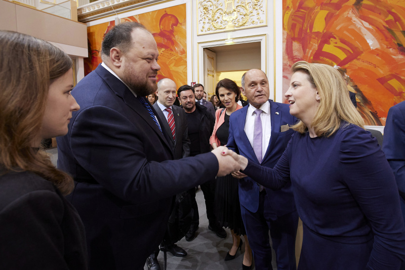Von links: Parlamentspräsident der Ukraine Ruslan Stefantschuk, Nationalratspräsident Wolfgang Sobotka (ÖVP), Klubobfrau Beate Meindl-Reisinger (NEOS)