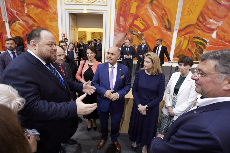 Von links: Parlamentspräsident der Ukraine Ruslan Stefantschuk, Europaministerin Karoline Edtstadler (ÖVP), Nationalratspräsident Wolfgang Sobotka (ÖVP), Klubobfrau Beate Meindl-Reisinger (NEOS), Klubobfrau Sigrid Maurer (GRÜNE), Nationalratsabgeordneter Jörg Leichtfried (SPÖ)