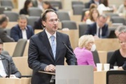Am Rednerpult: Nationalratsabgeordneter Andreas Minnich (ÖVP)