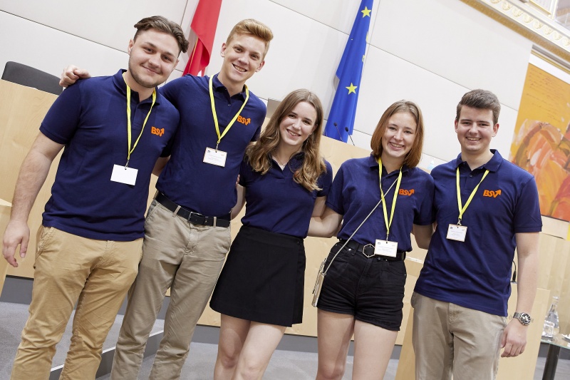 3. von links: Bundesschulsprecherin Susanna Öllinger